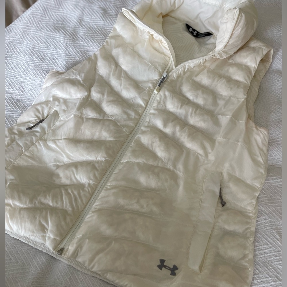 Size L Underarmour white puffer vest. - Picture 4 of 10